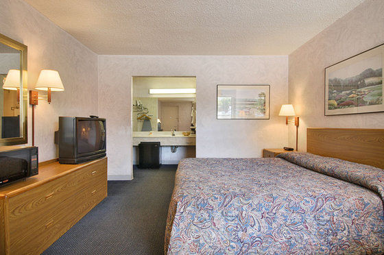 Knights Inn Junction City Room photo